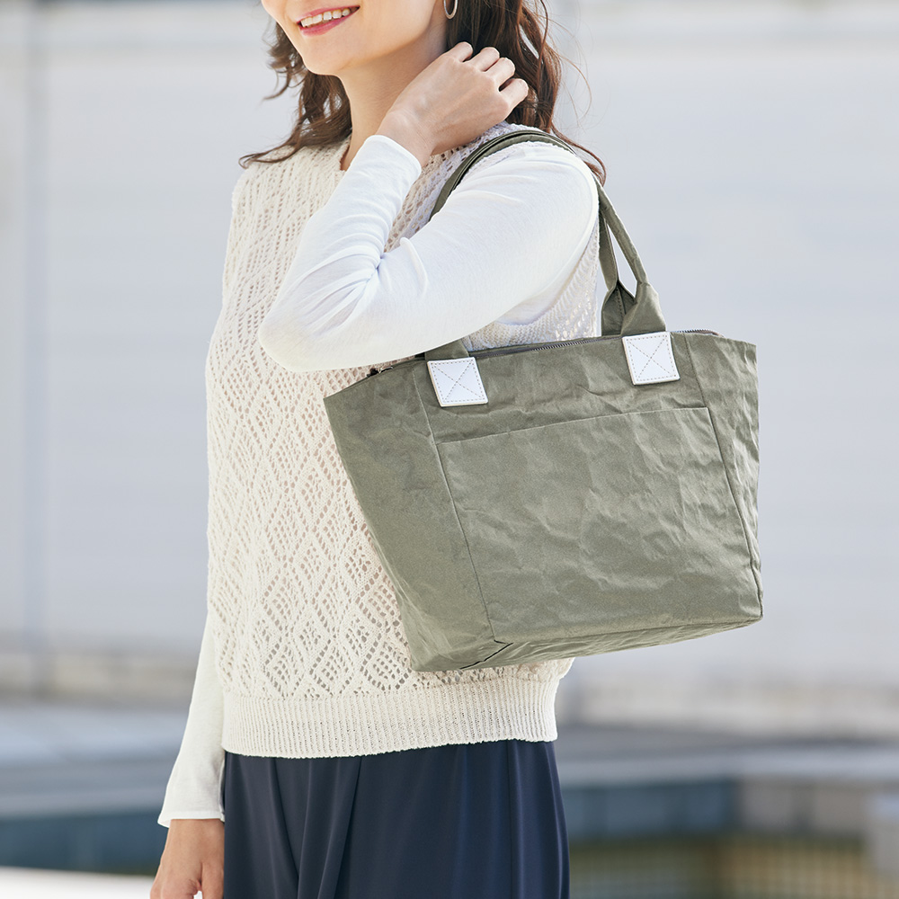 驚くほど軽いナイロンの肩掛けトートバッグ