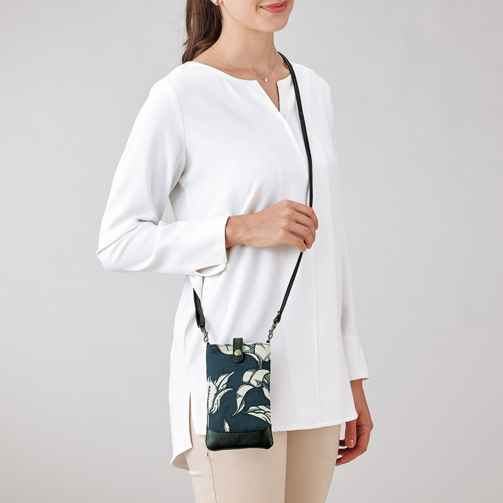 ヨブス工房の生地で作ったスマートフォンポーチ