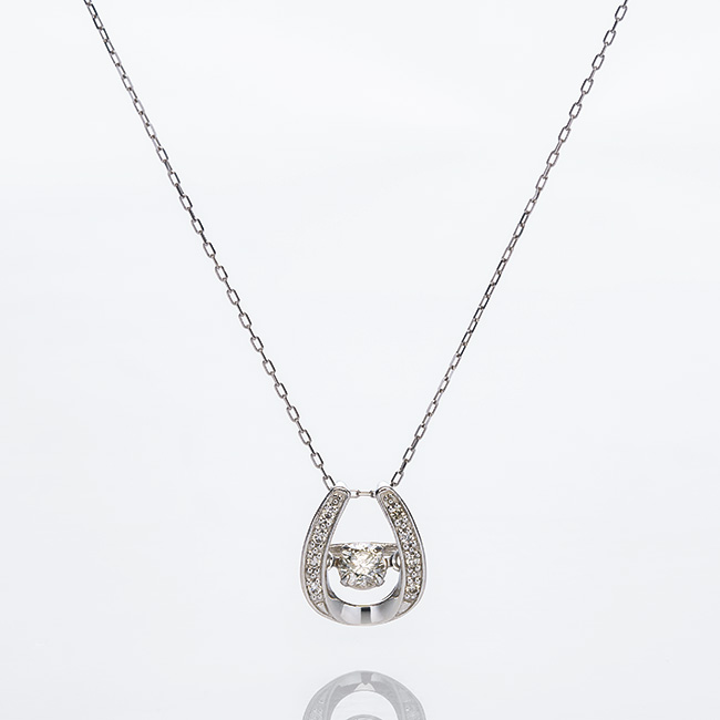 ダンシングダイヤ馬蹄ペンダント